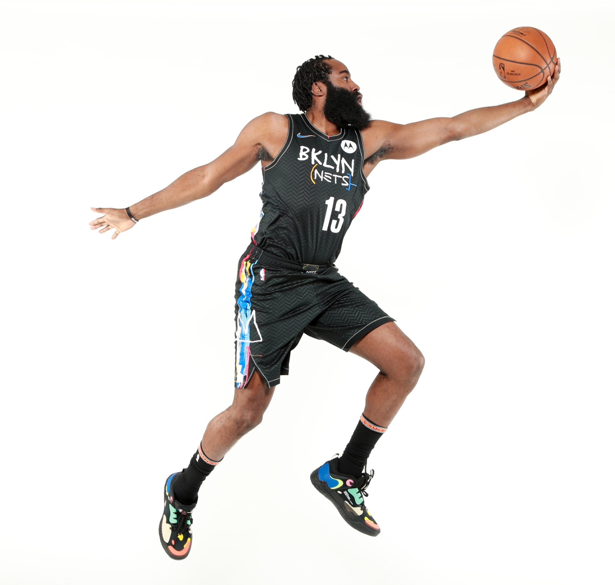 国家德比维尼修斯不满被换后，阿隆索让米利唐去跟他谈谈（国家德比维尼修斯对被换下不满，阿隆索指派米利唐上前沟通）