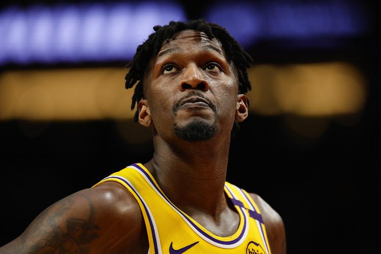 替补登场建功 教练换人奏效（替补立功，换人立竿见影）