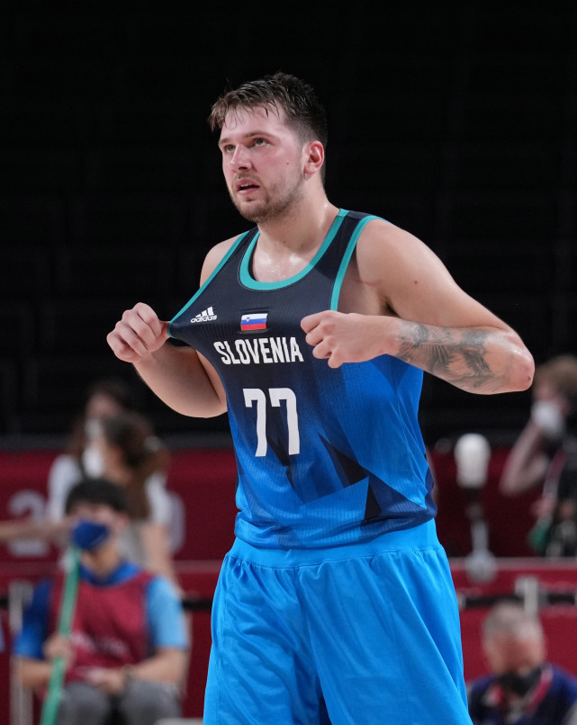 英超半场：奥布莱恩离谱手球，哲凯赖什点射，阿森纳1-0埃弗顿（英超半场：奥布莱恩手球送点，赖斯点射破门，阿森纳1-0埃弗顿）