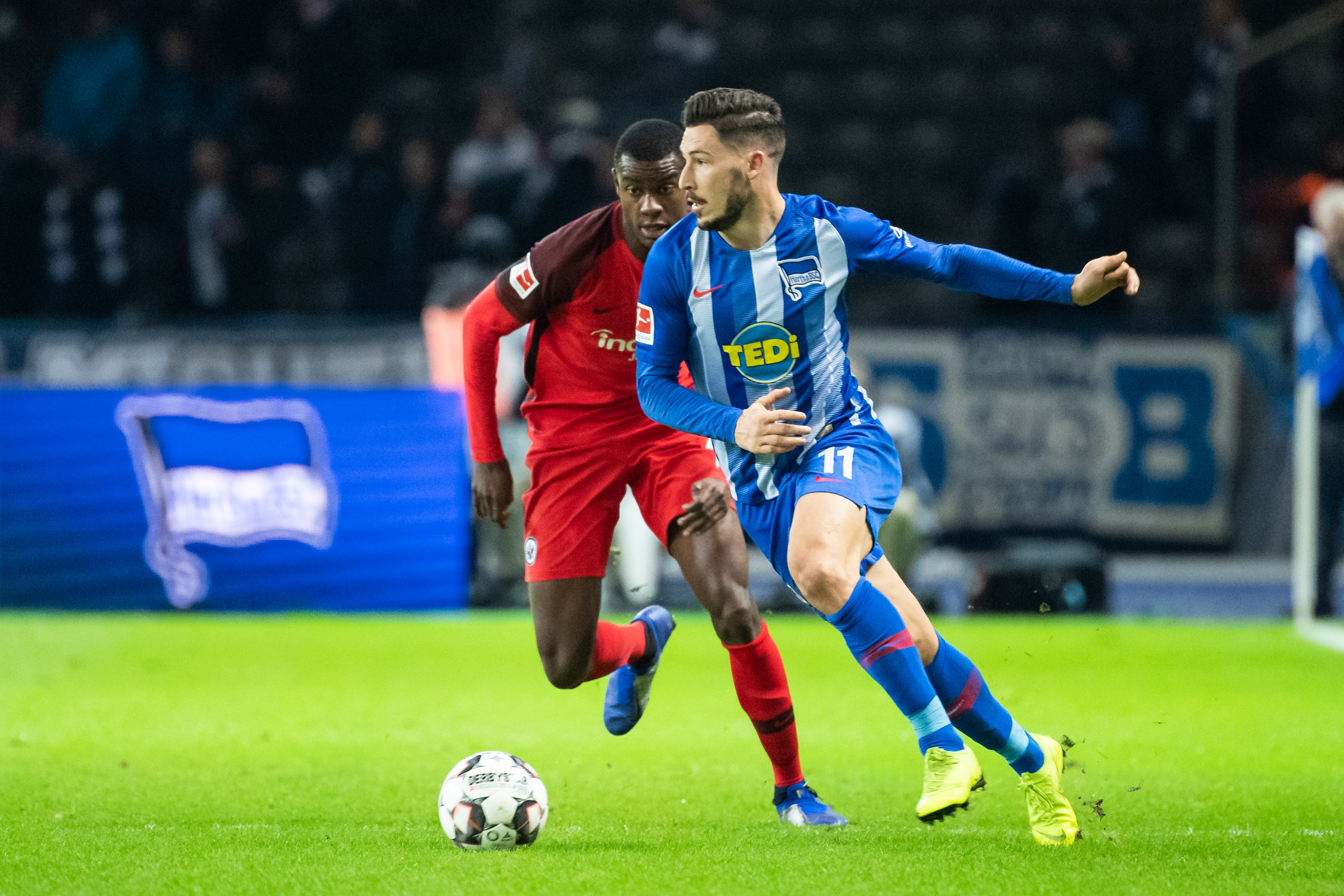 德国杯半场：曼赞比造点格里弗建功，弗赖堡1-0达姆施塔特（德国杯半场战报：曼赞比造点助格里弗破门，弗赖堡暂1-0领先达姆施塔特）