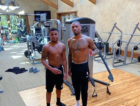 边锋赛后晒伤痕，网友称其太拼了（边锋赛后晒出伤痕，网友直呼拼劲十足）