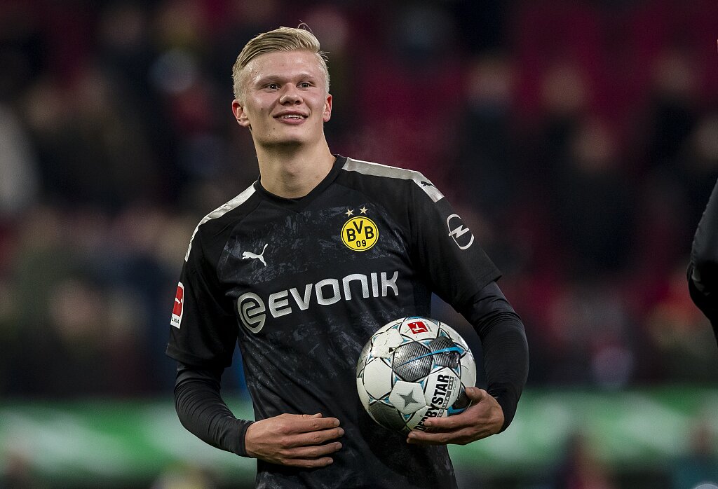 英超半场：哈兰德闪击，赖因德斯建功，曼城2-0西汉姆联（英超半场战报：哈兰德先拔头筹，赖因德斯再下一城，曼城2-0领先西汉姆联）