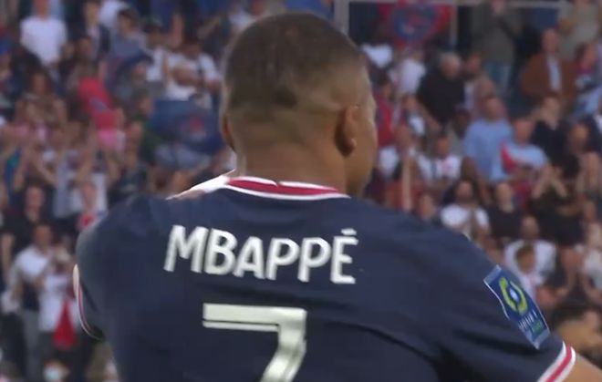 新闻背景：英超第17轮，阿斯顿维拉2-1击败曼联，豪取各项赛事10连胜。（英超第17轮维拉2-1力克曼联，各项赛事豪取十连胜）