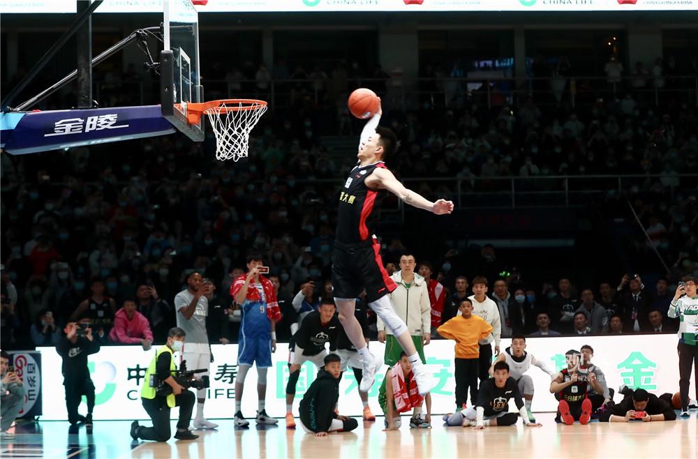 一河南球迷三轮车骑行19天，从郑州前往苏州观看足协杯决赛（河南球迷骑三轮车19天自郑州奔赴苏州，只为现场观战足协杯决赛）