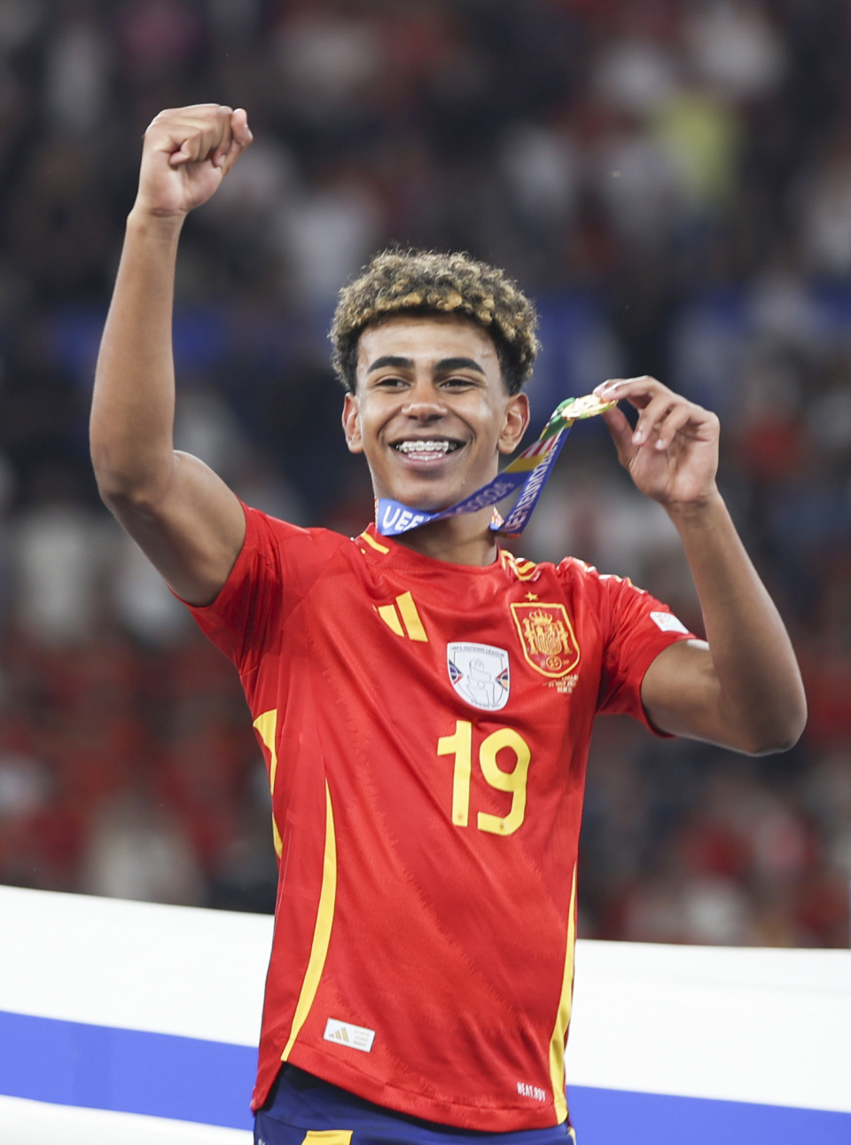 苏超奖杯由徐州企业使用3D打印打造，使用航天级钛合金（航天级钛合金加持，徐州企业以3D打印铸就苏超奖杯）