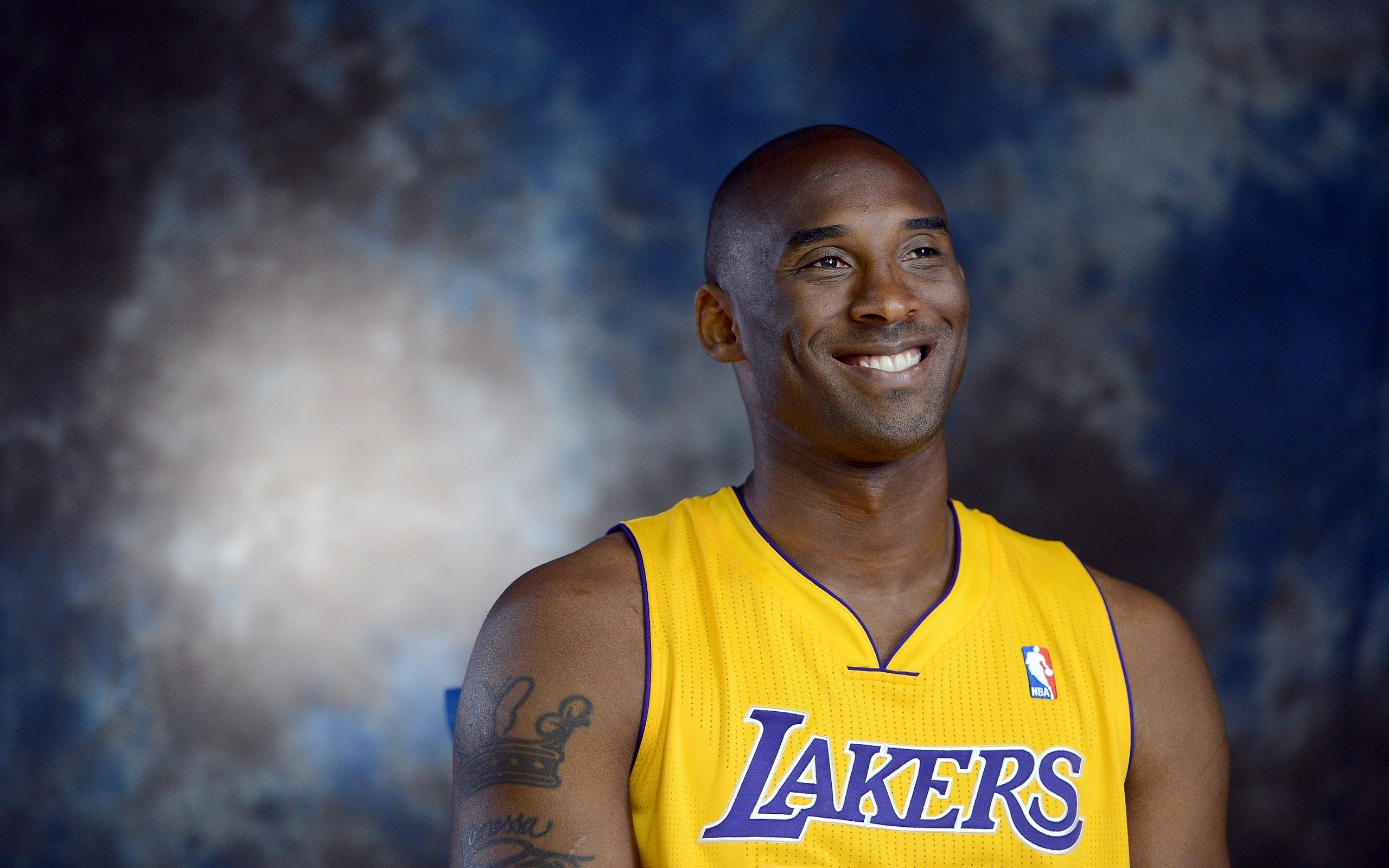 布尼达为何没首发？阿贾克斯主帅：他训练迟到了（阿贾克斯主帅解释布尼达未首发：因训练迟到）