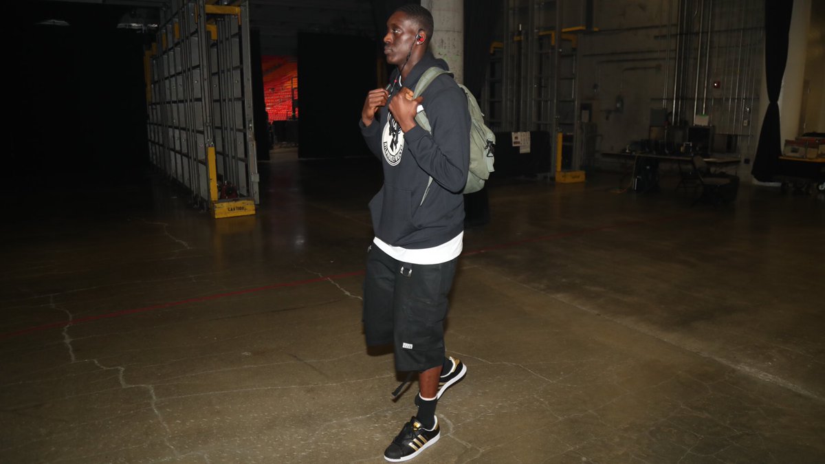 太疼了，萨勒马克尔斯被对手踩中后在地上抽动（萨勒马克尔斯遭对手踩踏后痛苦抽搐倒地）