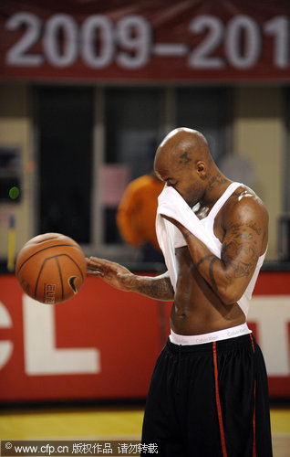 青训小将破门后被队友高高举起（青训新星破门后被队友举起庆祝）