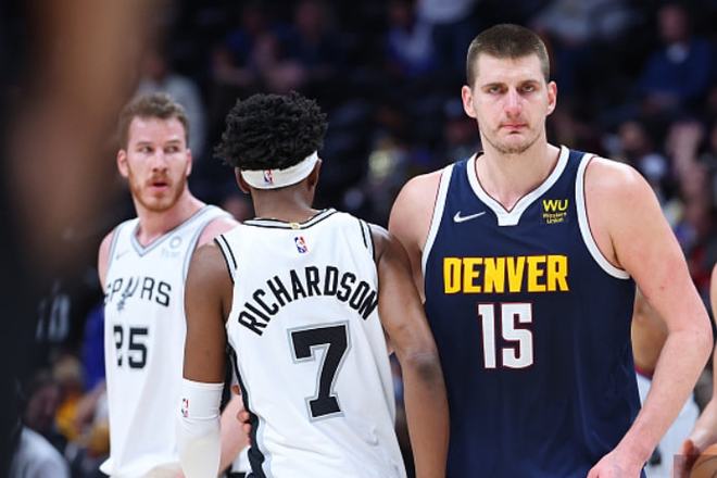 美记：马刺寻求交易索汉，换取即战力强球员补强轮换阵容（美媒：马刺考虑用索汉做筹码，换来即插即用强援以提升轮换）