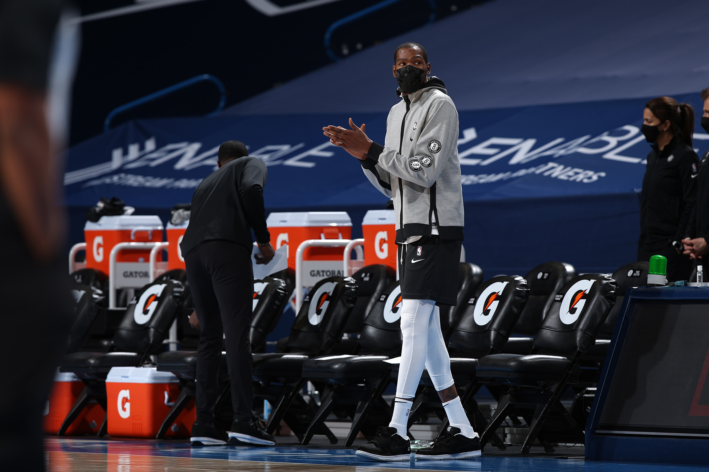 足坛年终大战淘汰赛实时赛况：安东尼微弱优势领先贝林厄姆（年终足坛淘汰赛即时战况：安东尼小幅领先贝林厄姆）