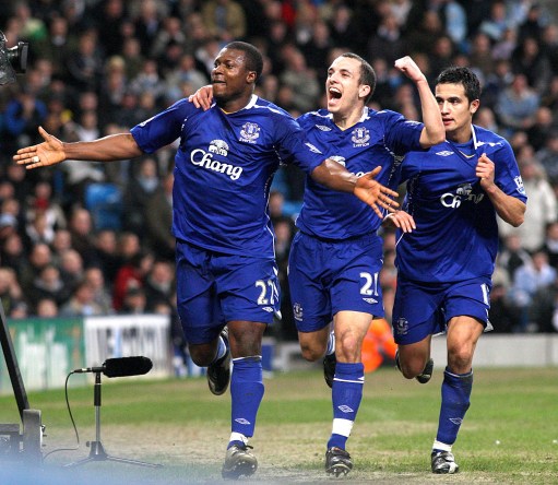 出手后原地劈腿凝视！威少飙中关键三分 国王缩小分差至2分（威少命中关键三分后原地劈腿凝视，国王将分差缩至2分）