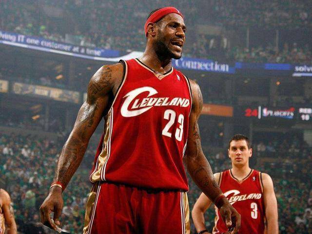 骑士本赛季吃到11场败仗时仅取14胜，上赛季为56胜11负（骑士本季仅14胜11负，上季曾达56胜11负）